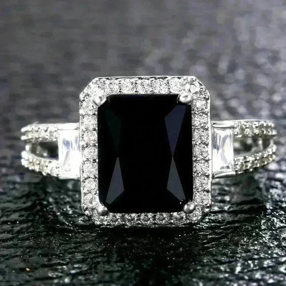 Beautiful 925 Silver Black & White Sapphires Ring - Picture 3 of 4